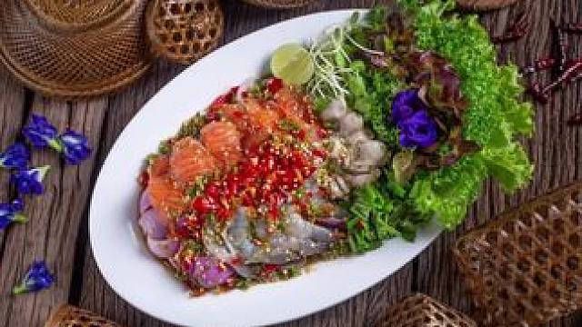 泰國沙拉推薦，正宗泰國菜培訓(xùn) 泰國沙拉是一類以新鮮蔬菜、香料、水果和蛋白質(zhì)為主，搭配酸辣甜咸的典型泰