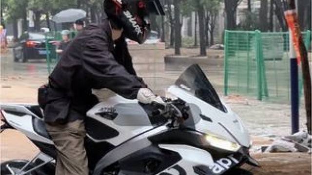 下雨天是你不騎車的理由嗎#機(jī)車 #rs660 #185 #來福面館