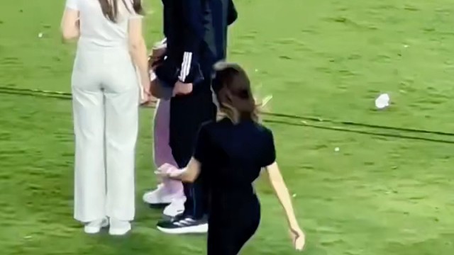 貝克漢姆與美女熱聊