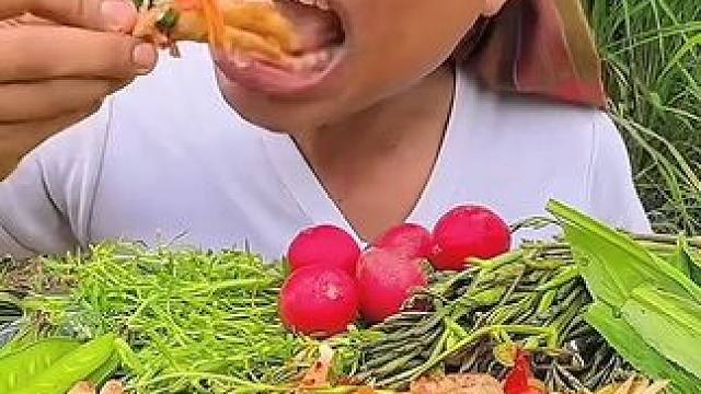 蔬菜拼盤酸辣?大雞爪 #美食 #泰國(guó)美食 #戶外美食 #內(nèi)容啟發(fā)搜索