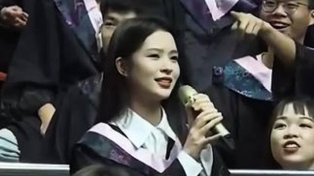 青島大學畢業(yè)典禮溫馨場面 即將畢業(yè)的學姐穿學士服站在人群中唱響#心醉2025 歌聲里全是灑脫的青春感