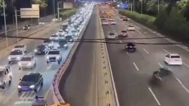 北京潮汐車道變道驚呆國(guó)外博主，“現(xiàn)在是2025年，但中國(guó)已經(jīng)生活在2050年”。#潮汐車道 #科技時(shí)