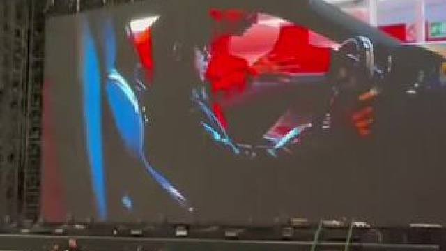 杰倫演唱會開場前法拉利大片 周杰倫和葉一飛在法拉利標(biāo)志性傳奇賽道——菲奧拉諾賽道拍攝的廣告大片現(xiàn)身杰