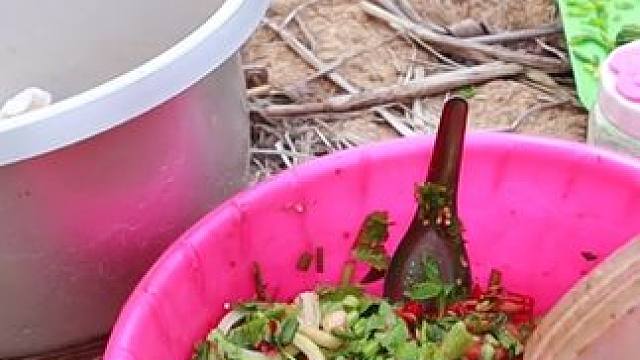 酸辣?涼拌小墨魚管毛肚 #我的鄉(xiāng)村生活 #泰國大叔#泰國美食#泰國海鮮#內(nèi)容啟發(fā)搜索