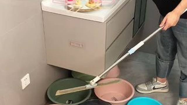 臉盆掛鉤 這款吸盤臉盆掛鉤 真不錯(cuò)，免打孔上墻，全家的臉盆都能上墻收納不占地方，大號(hào)臉盆也沒問題，遇