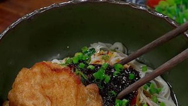 蔥油拌面 天氣太熱，不想炒菜了，又不想點(diǎn)外賣，就花幾分鐘給自己拌碗面吧，蔥香濃郁，吃一口就停不下來 