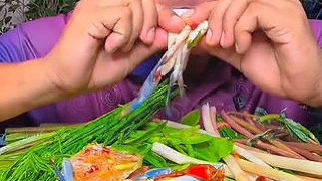 臭菜荷花桿酸辣生嗆?大蟹塊? #美食 #戶外美食 #泰國美食 #內(nèi)容啟發(fā)搜索