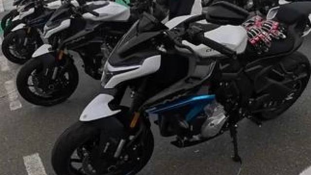 老外試駕675nk！賽道騎起來就是爽！ #675nk #老外 #摩托車 #國際春