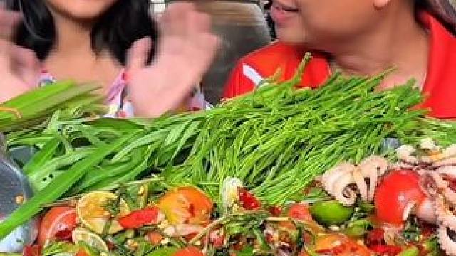 女兒第一次出鏡有點(diǎn)緊張 #美食 #戶外美食 #泰國(guó)美食 #內(nèi)容啟發(fā)搜索
