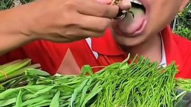 新鮮臭菜酸辣料汁?涼拌小八爪 #美食 #戶外美食 #泰國(guó)美食 #內(nèi)容啟發(fā)搜索