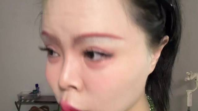 是不是很簡(jiǎn)單呢？貼睫毛這么簡(jiǎn)單，你應(yīng)該學(xué)會(huì)了吧，貼一整條的一搓一處的，我不會(huì)貼，我覺得好難聽，我比較