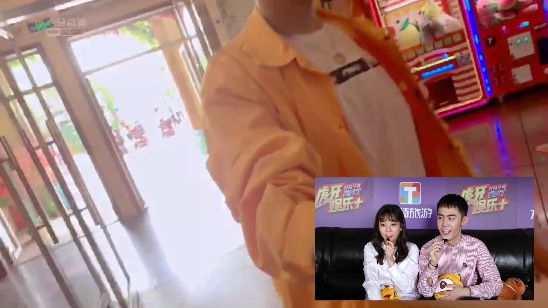 放纵载车勾搭路人 幼熙走路现场飙歌 主持：要求退钱！