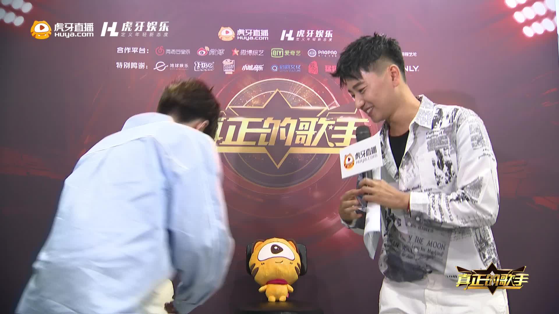 于凌傲表演秀开始前采访