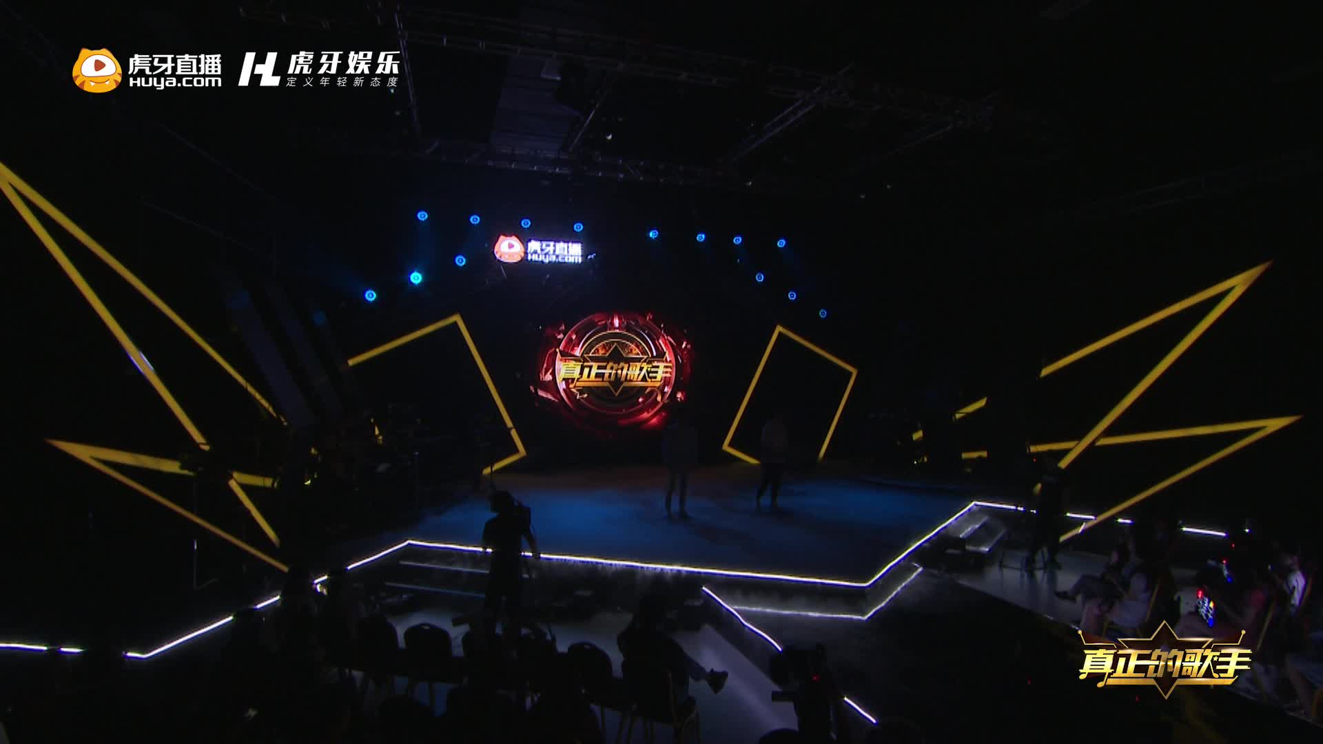 DT、于凌傲《小小》  于凌傲略带沙哑的声音搭配DT的深情男声，一开口就把人带入了愁绪的情感中。