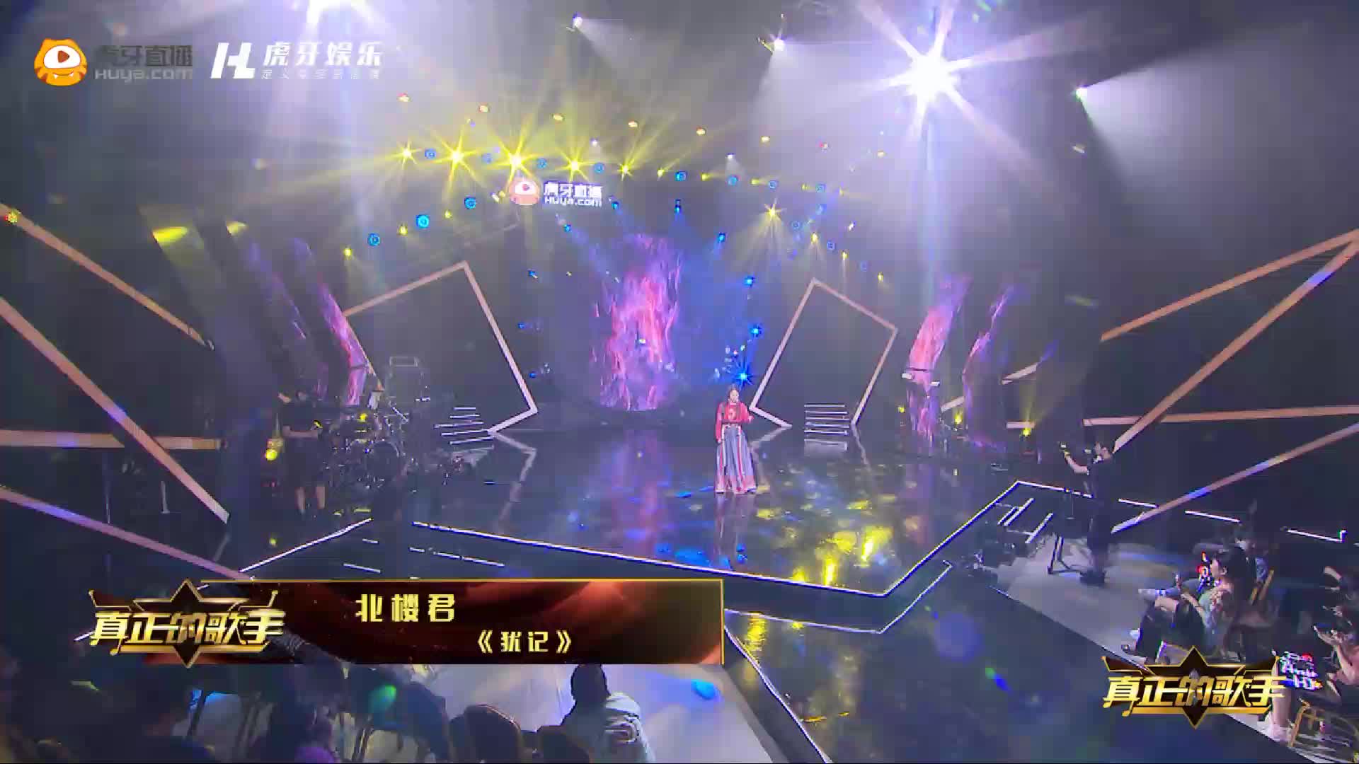 北楼君《犹记》：她在台上柔美清唱，歌声却能带着大家穿越风沙，震撼四方。《犹记》是二次元才女北楼君高中时的词曲原创，被选为《怒剑传说 》游戏的主题曲。她写的国风歌词有文化底蕴，有深度，是当之无愧的人美声甜有才华的全能美少女。