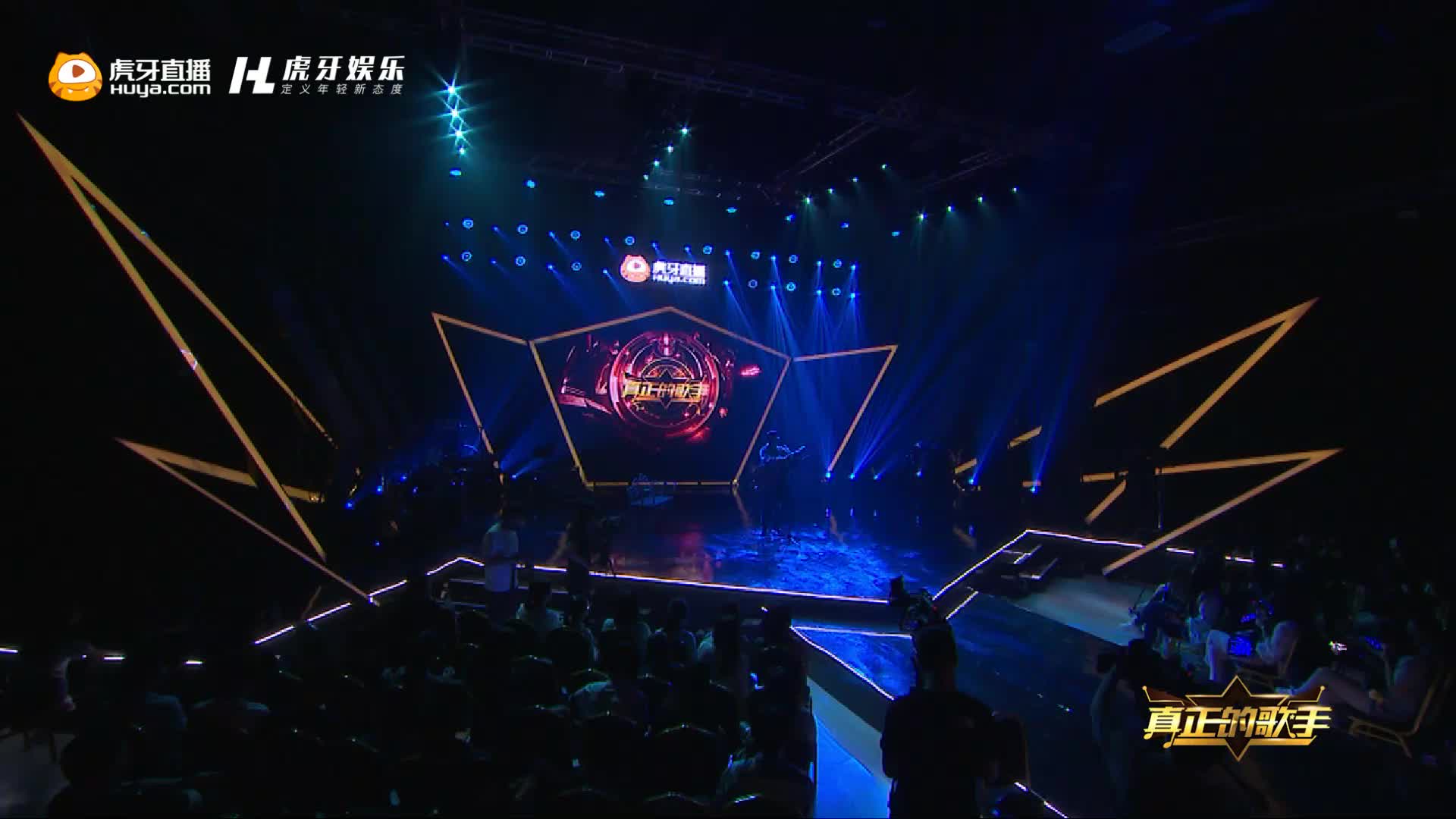 谭谭《南山南》：他的声音有故事， 他抱着吉他唱着歌里的沧桑，如果天黑之前来得及，还想一直听他讲故事，你们的酒准备好了吗？