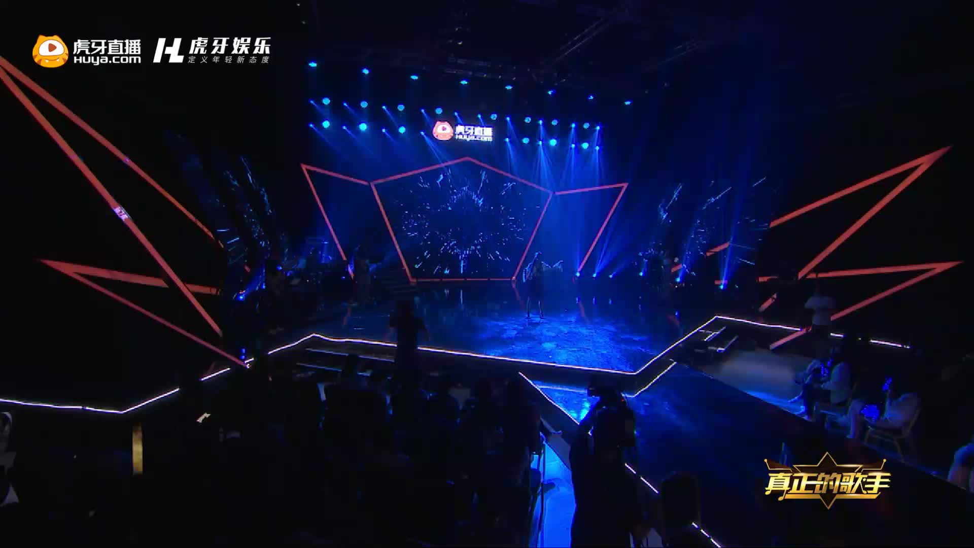 北楼君《光年之外》：想瞬间冻结时间，享受北楼君带来的听觉盛宴。唱功深厚，声音收放自如的北楼君，总能用音乐把大家都疯狂到。