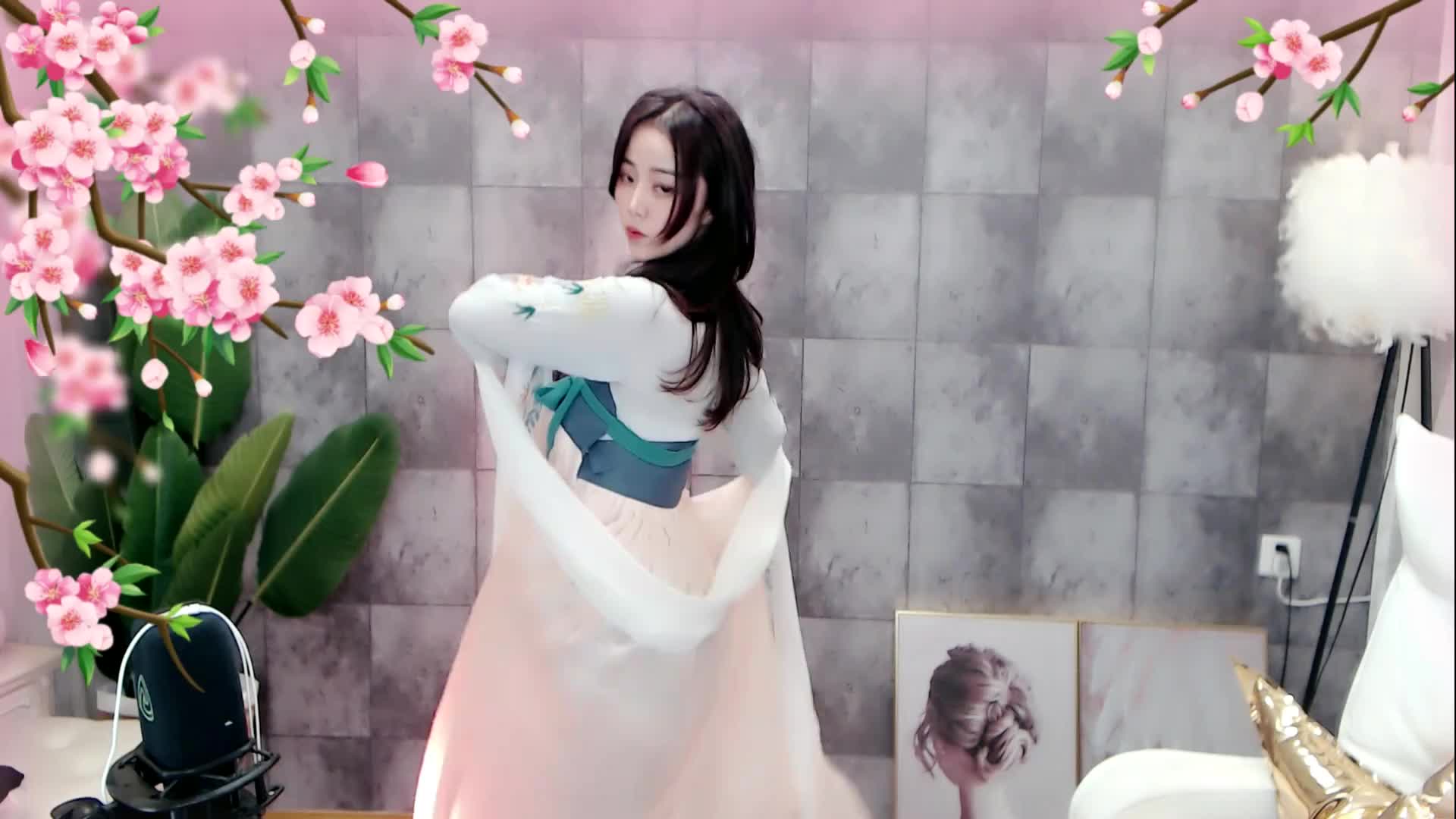 RD幼夏：这小姐姐眼神好撩人