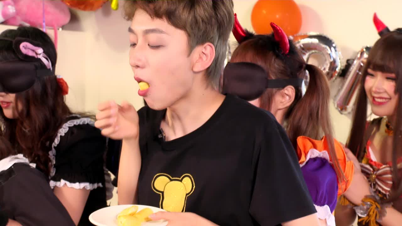 轩墨宝宝称没吃过菠萝蜜，竟然把核都吃下去了，弹幕直扣666