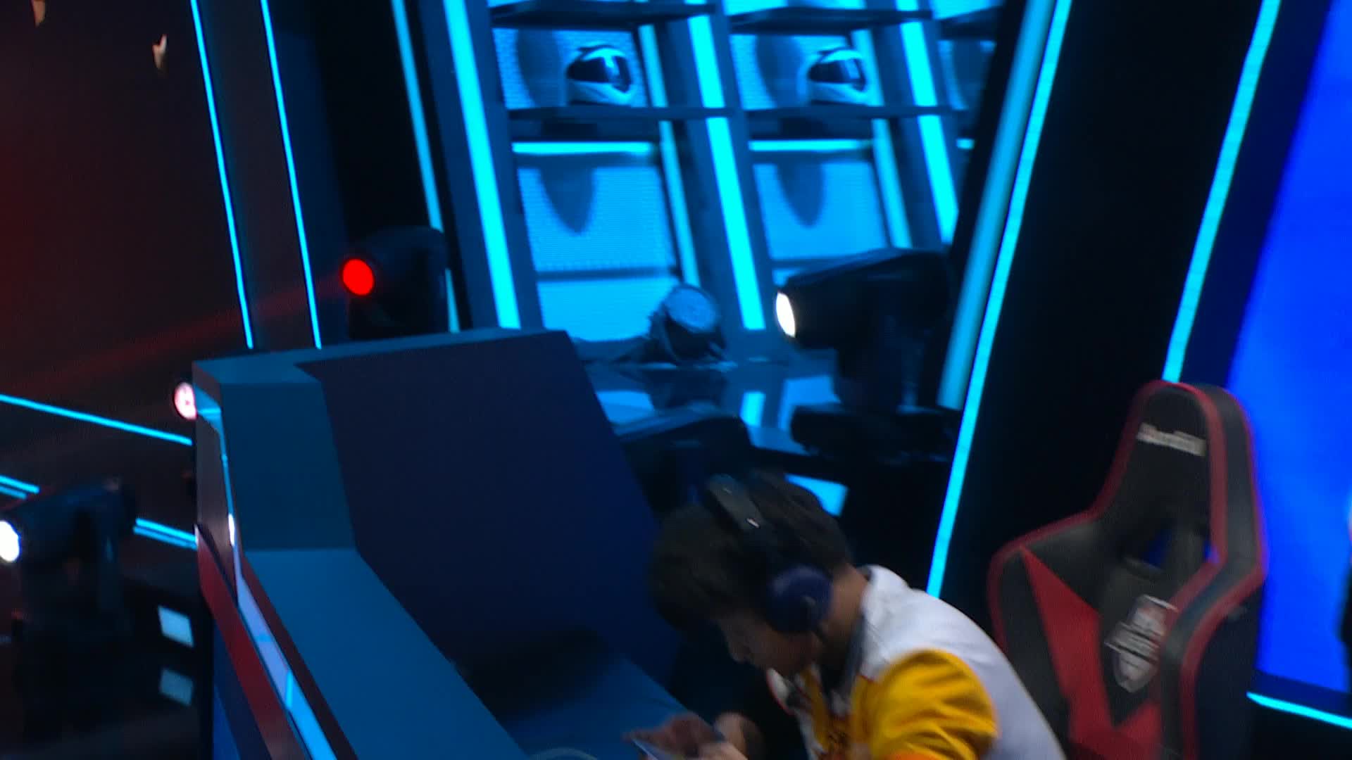 Newbee vs CL_组队道具赛_P1职业联赛常规赛第四周_DAY2