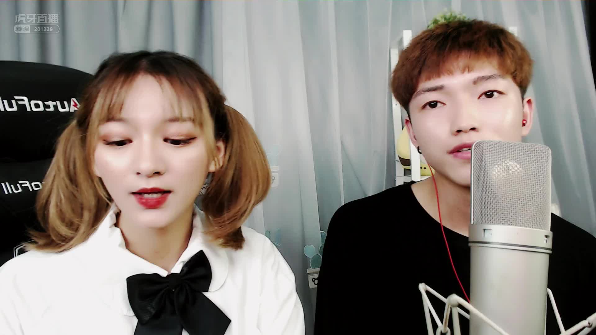 兰小杰左手指月