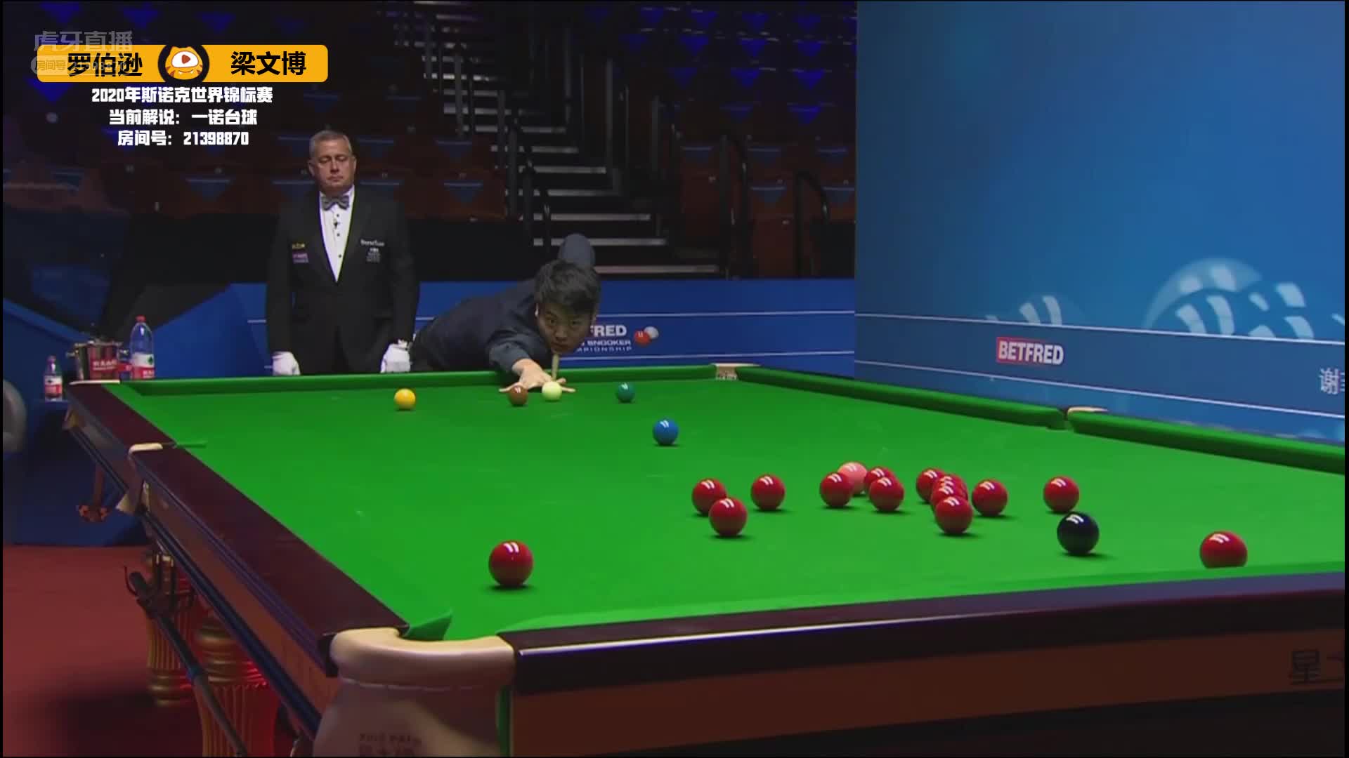 绅士运动的完美演绎 梁文博主动承认犯规 罗伯逊竖起大拇指表示赞赏