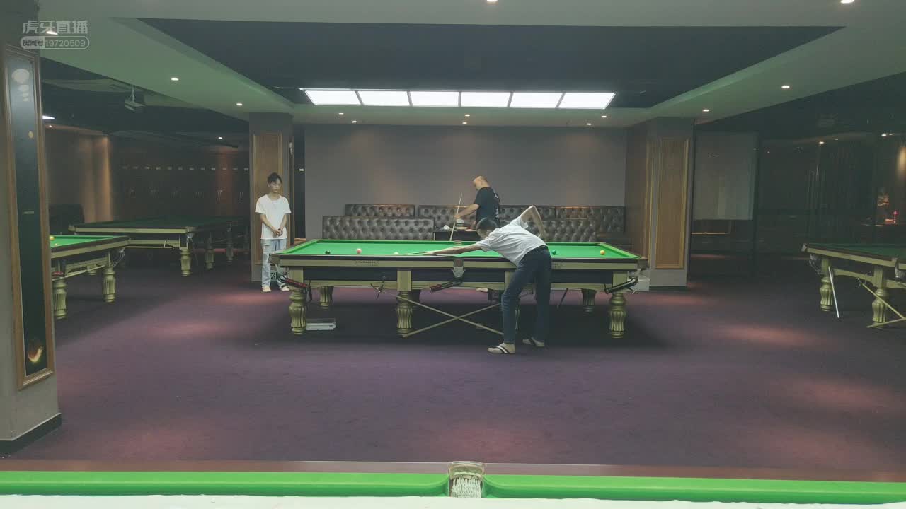 虎牙解说文武双全！伯乐廷大秀双节棍，题字“过江龙”助威丁俊晖夺冠#斯诺克世锦赛#