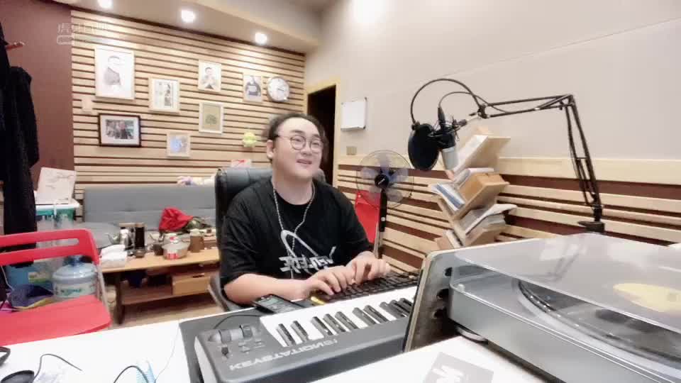 【听见大牌】梁凡《阿楚姑娘》原唱-1