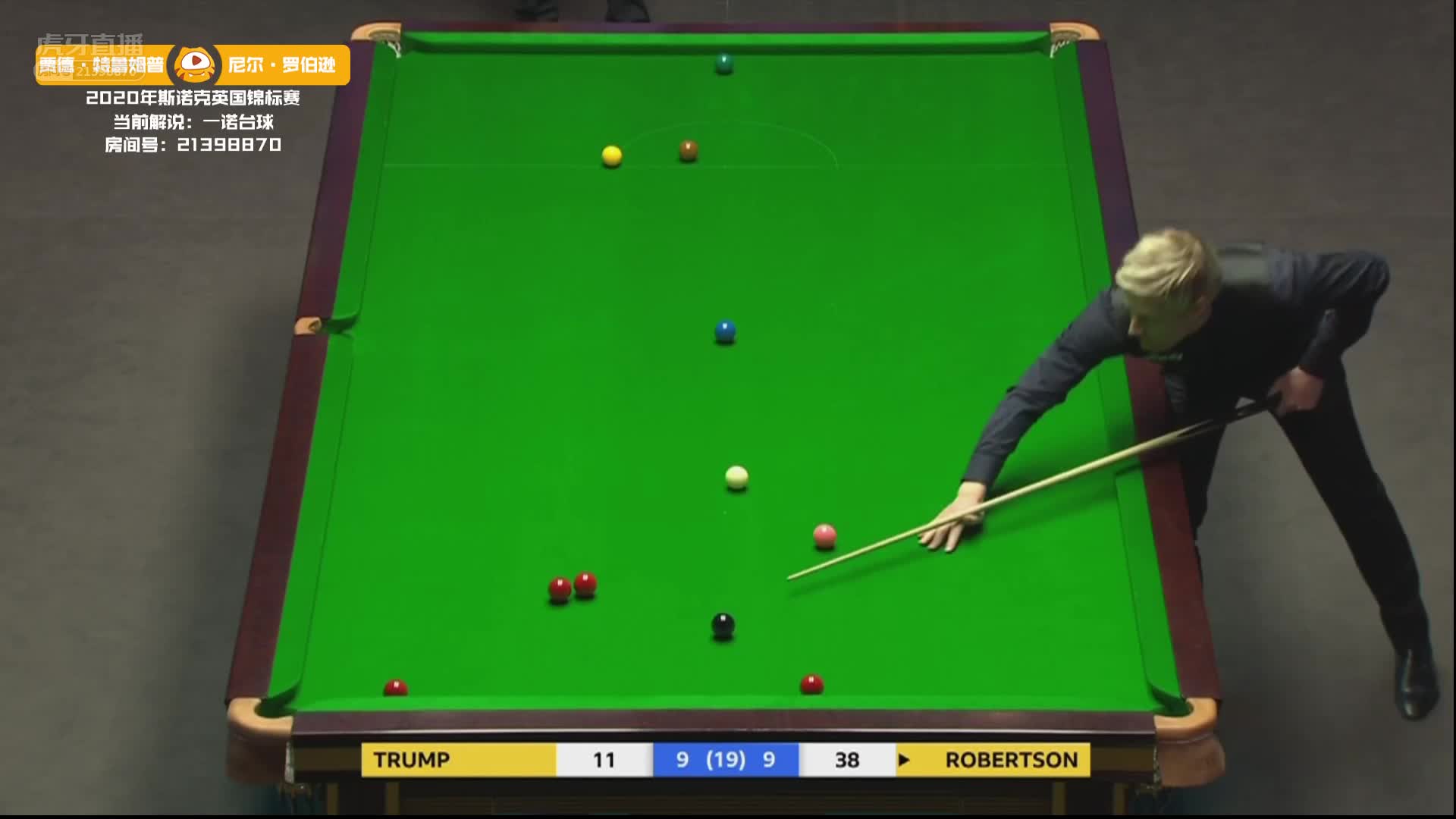 奖杯特写，小特打困了