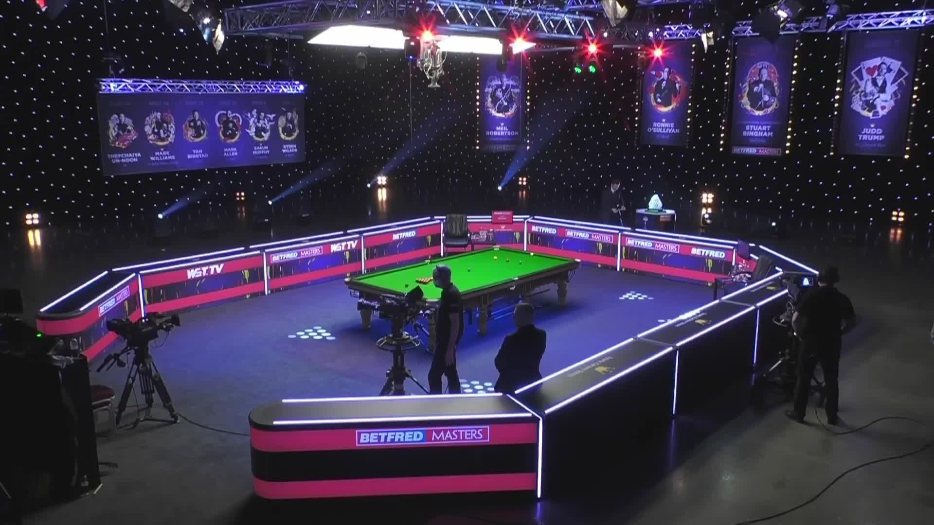 斯图尔特·宾汉姆VS塔猜亚·乌诺 11日斯诺克大师赛 解说台 上