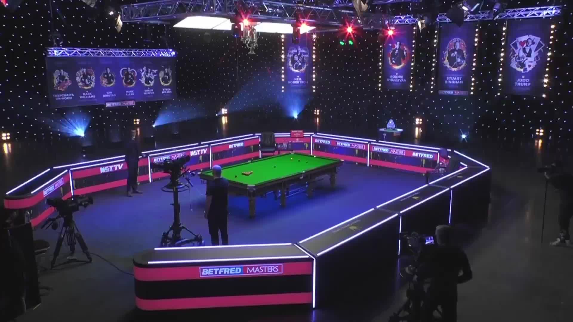 罗尼·奥沙利文VS丁俊晖 13日斯诺克大师赛 上 解说台-黑8解说