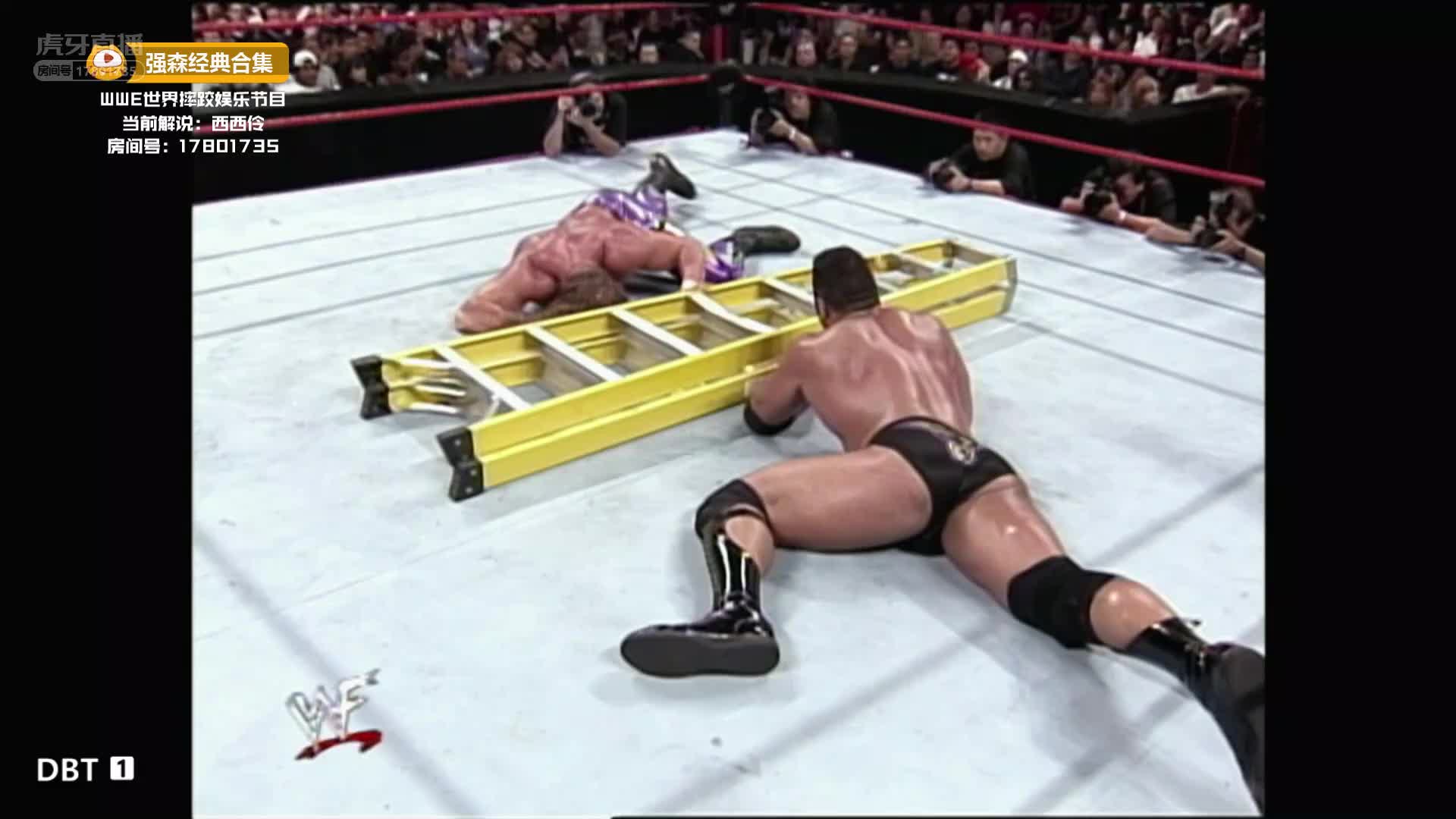 洛克炸弹狠狠砸在HHH头上 HHH一扯洛克走光