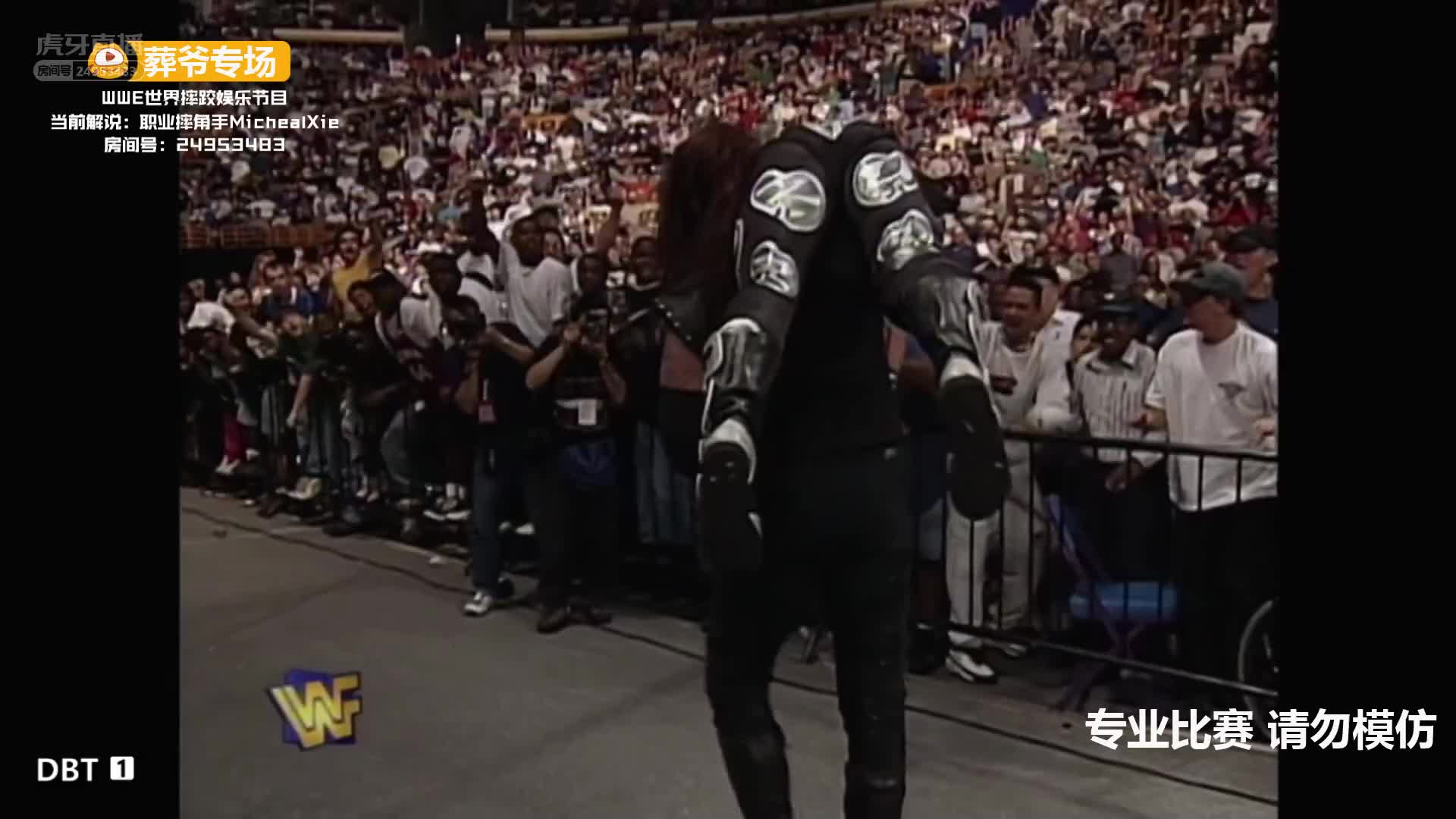 扛起HBK就朝牢笼撞 连撞三次 气到踢裆葬爷