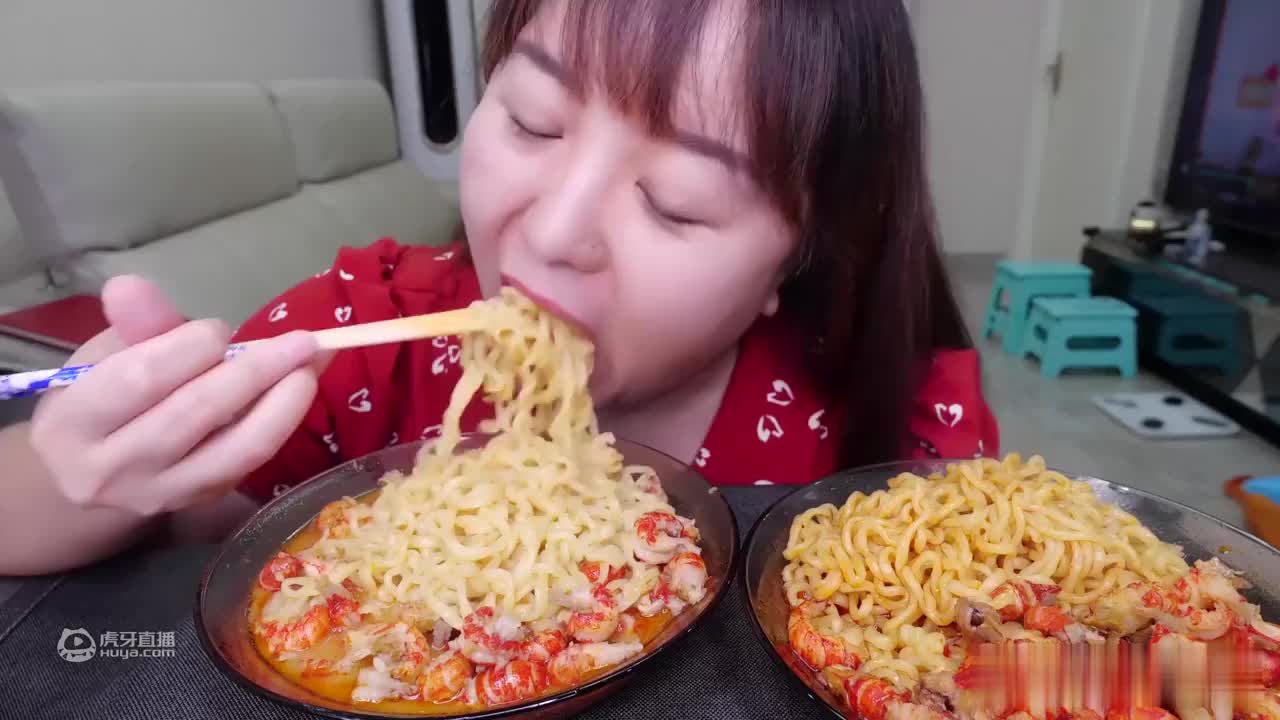 下班连干两碗龙虾面！蒜泥龙虾面！超麻超辣龙虾面！再来一个冰激淋！