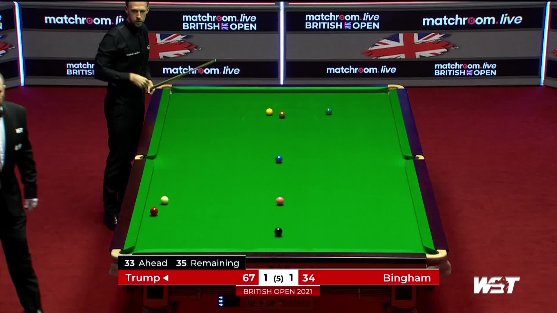 解锁新姿势！小特风骚趴桌无碍左手出杆