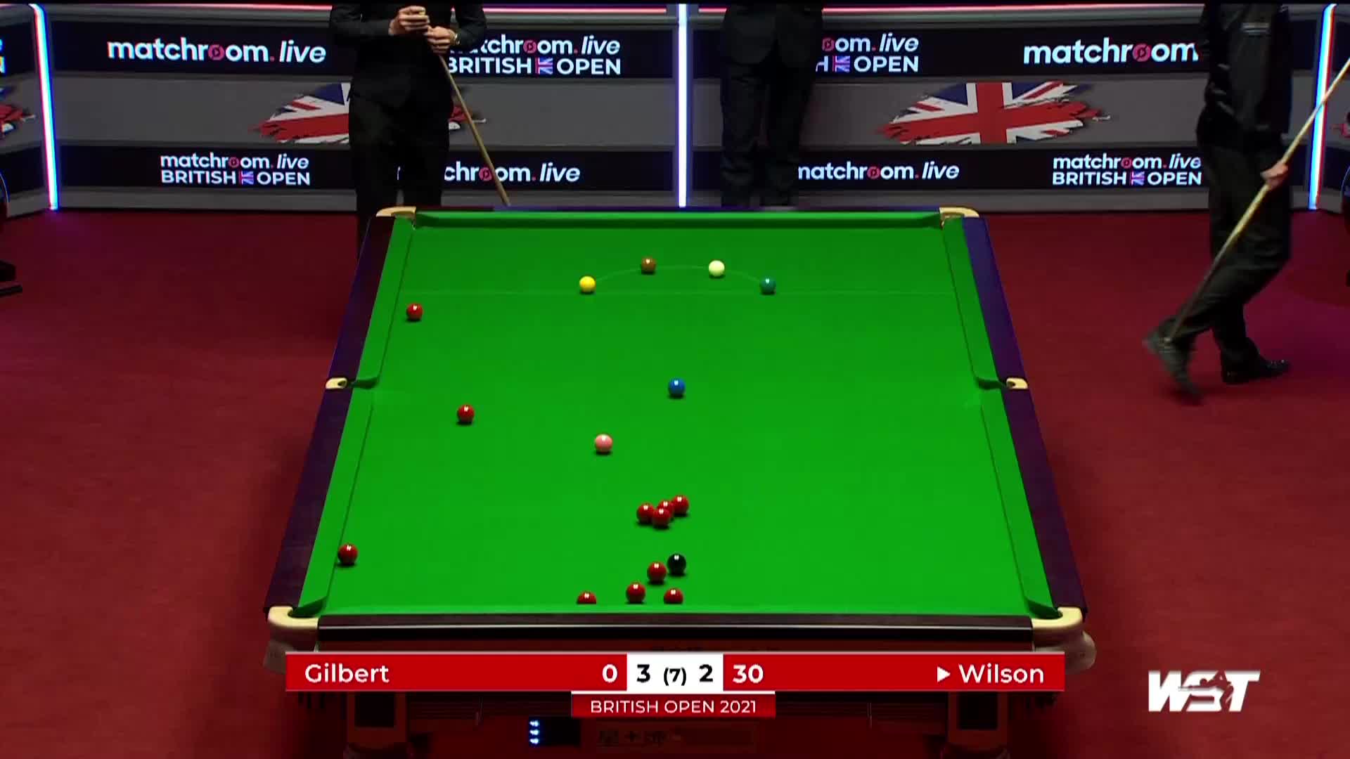 给导播加鸡腿！观众席女球迷入镜让水友忘了看球