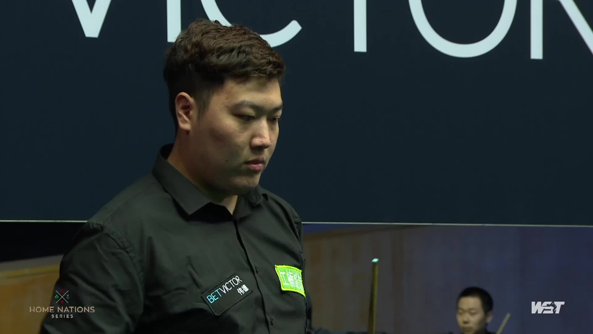 小涛连打带k漂亮走位，但是架杆失误，火老师捉住机会清台拿下首局