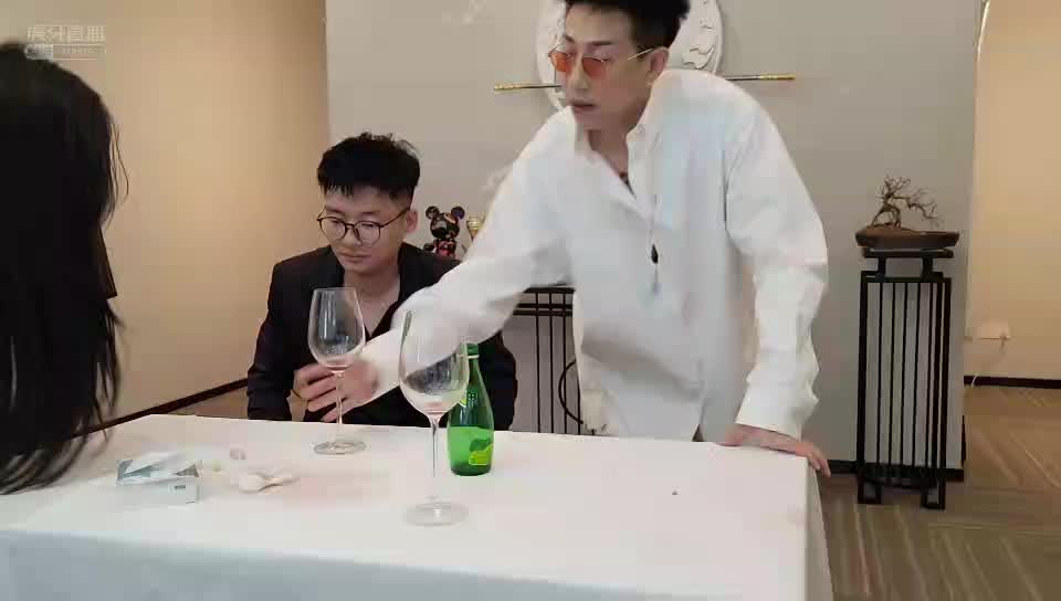 莎啦啦生日酒局翻车？宇文泡与在石口水拉菲起争执，在石脱衣似gay？#星秀爆料站#