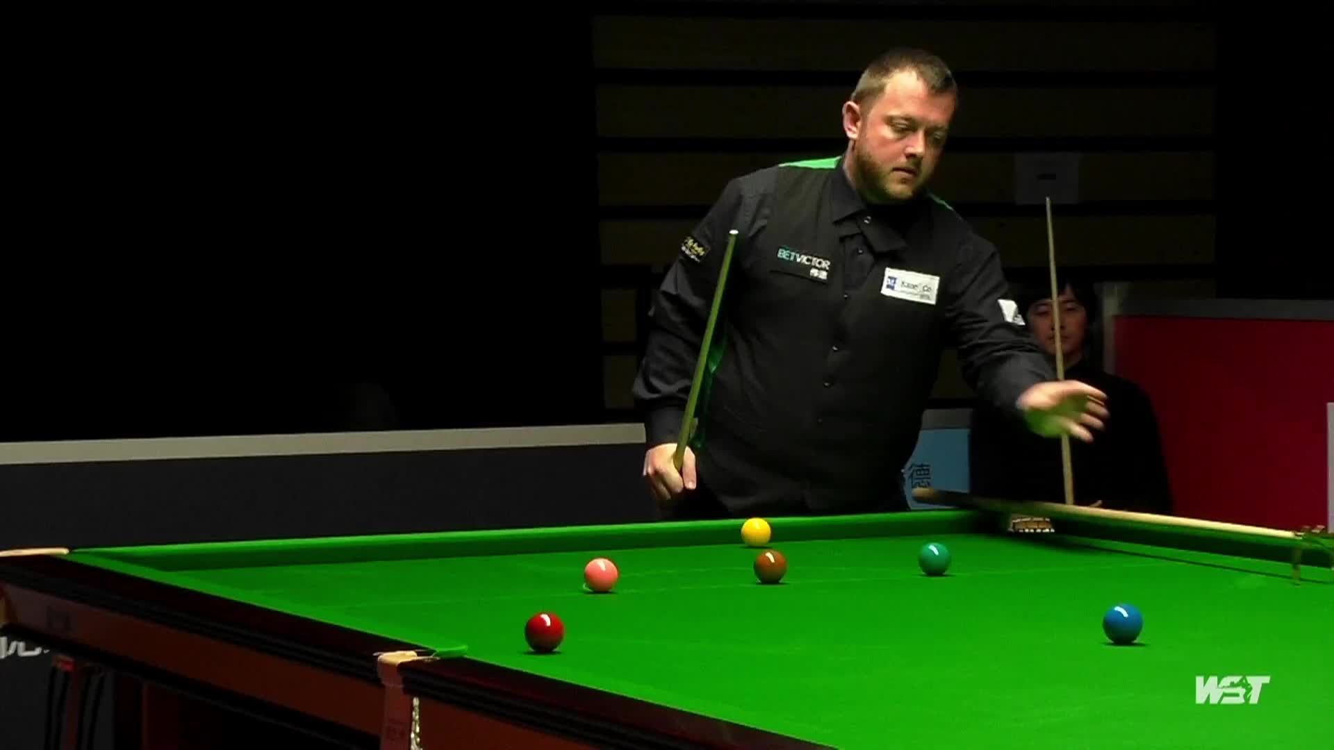 艾伦秀活双架杆，虽然打进但是犯规了，老裁判没看见！