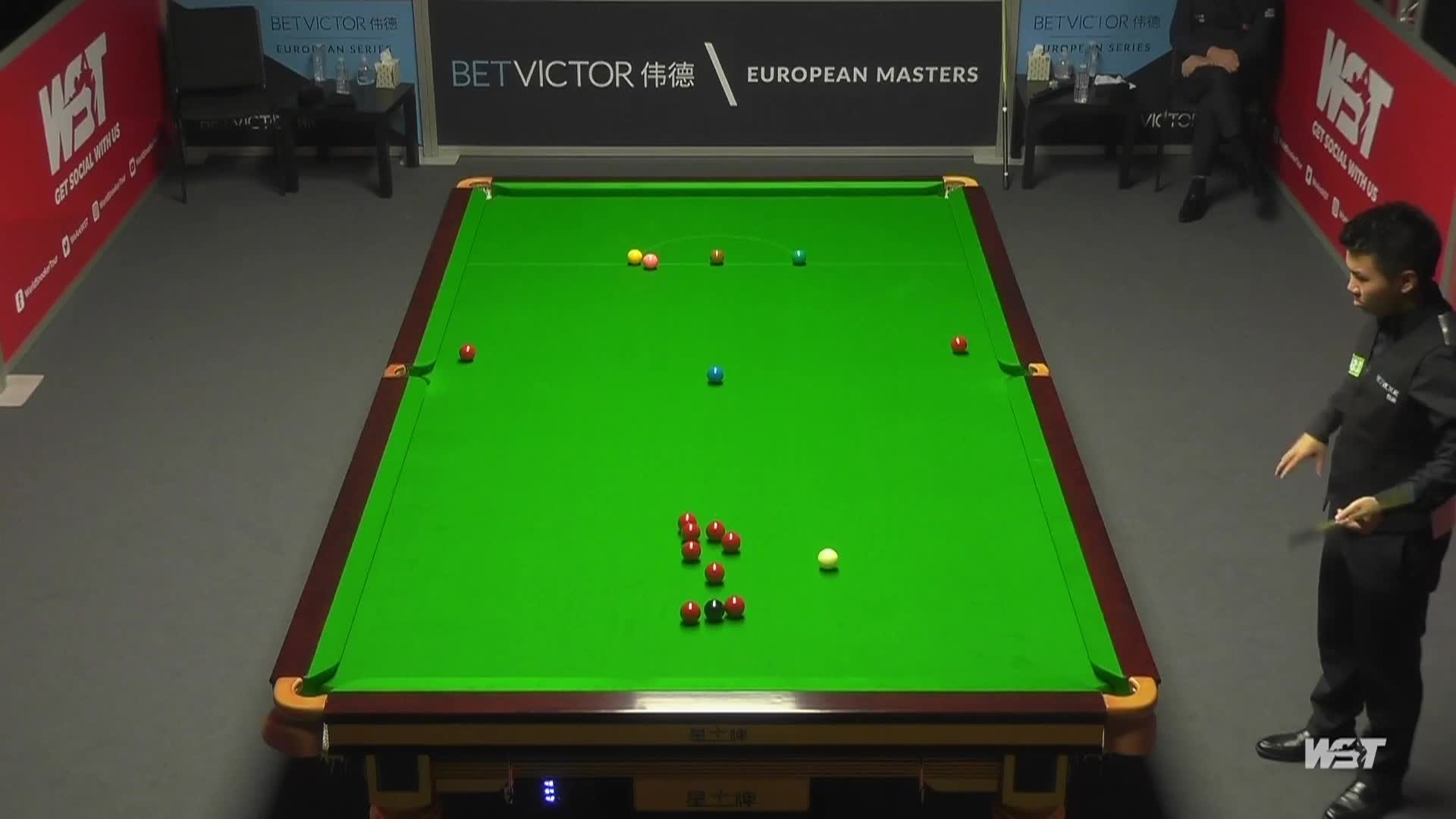 什么操作？周跃龙表演跳杆不慎摔袋