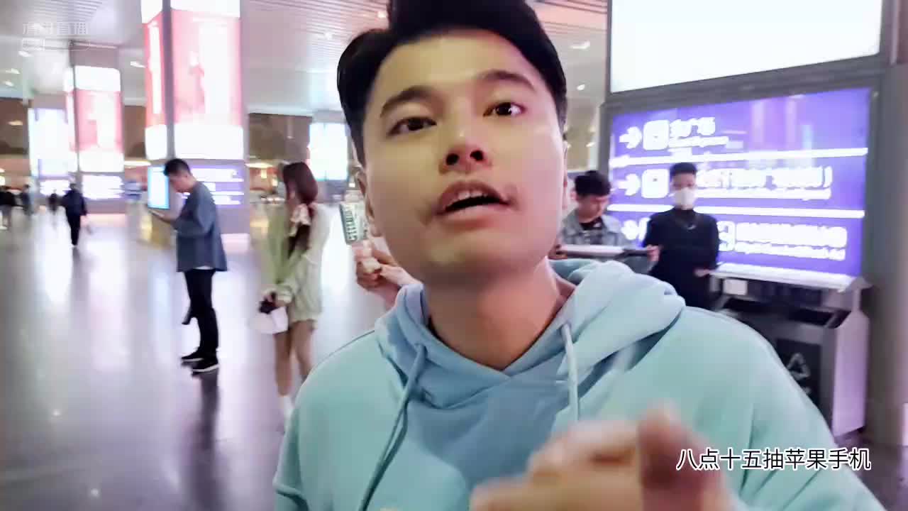 集梦团体接机童锦程，人没到妹子已经开始脸红了，秋秋调侃！#星秀爆料站#