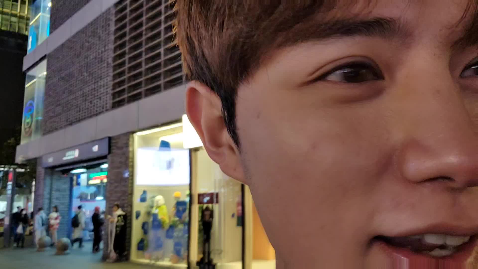 童锦程户外撩妹遇女粉，妹子：天天看你撩妹呢！#星秀爆料站#