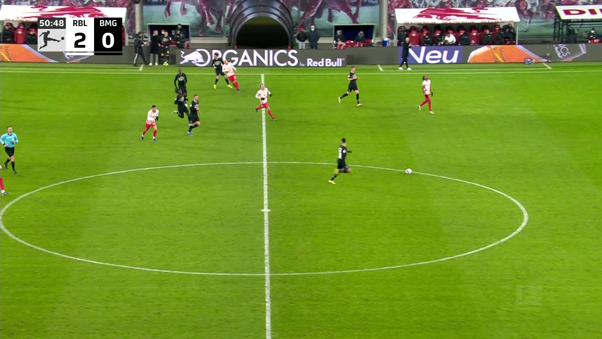 快乐足球！A席空门打横梁错失良机