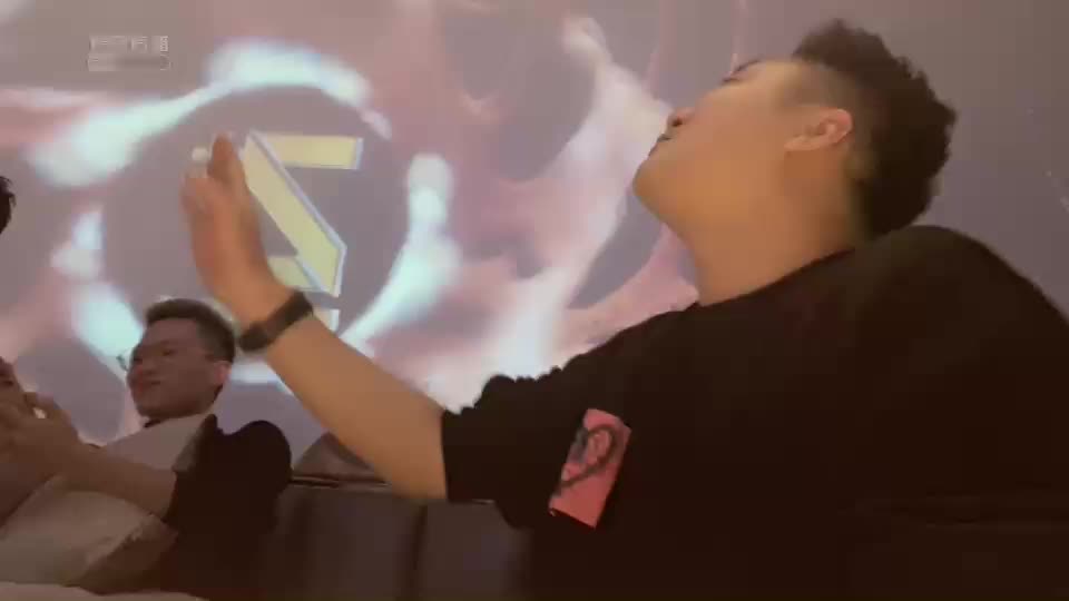 【子龙】深夜KTV与黑丝妹子互动，水友呼吁：热舞整一个