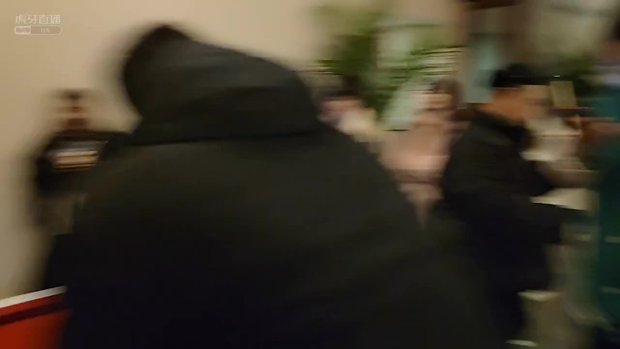 集梦会长复仇华子，华子钻台球桌底！#星秀爆料站#