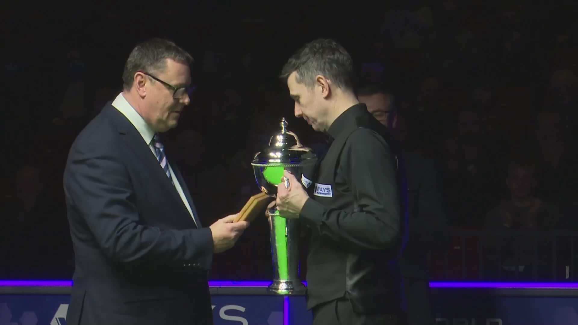 温馨！莱恩斯和小儿子共享胜利时刻