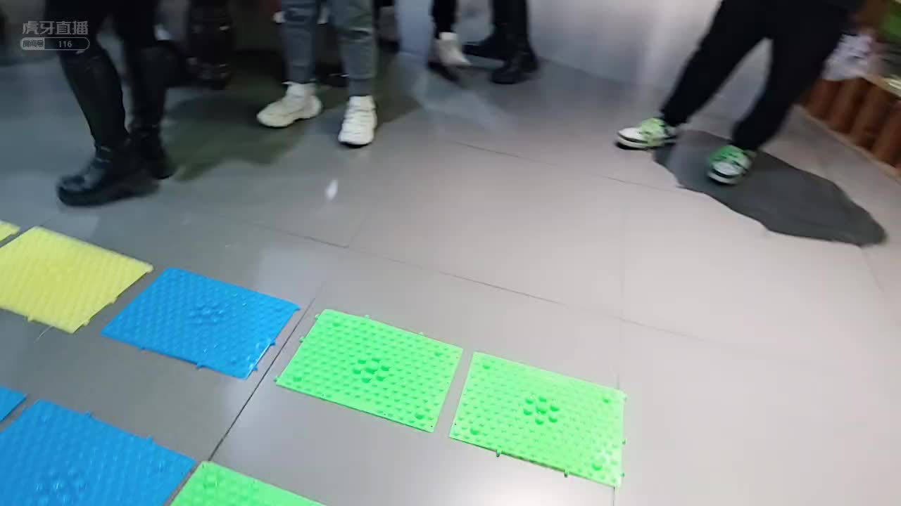 华子测试“奖项”跳指压板，有点刺激？ #星秀爆料站#