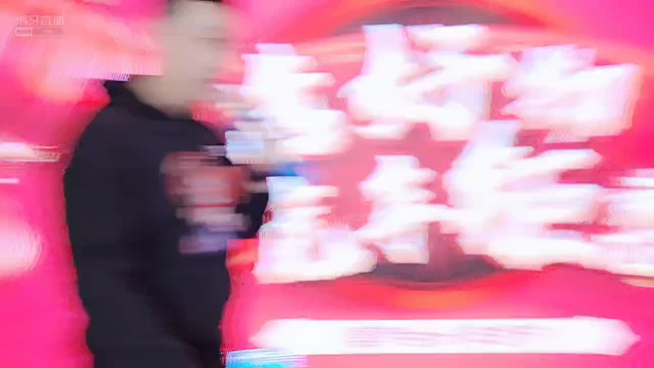 会长队长同台演讲，全体起哄亲一个？ #星秀爆料站#