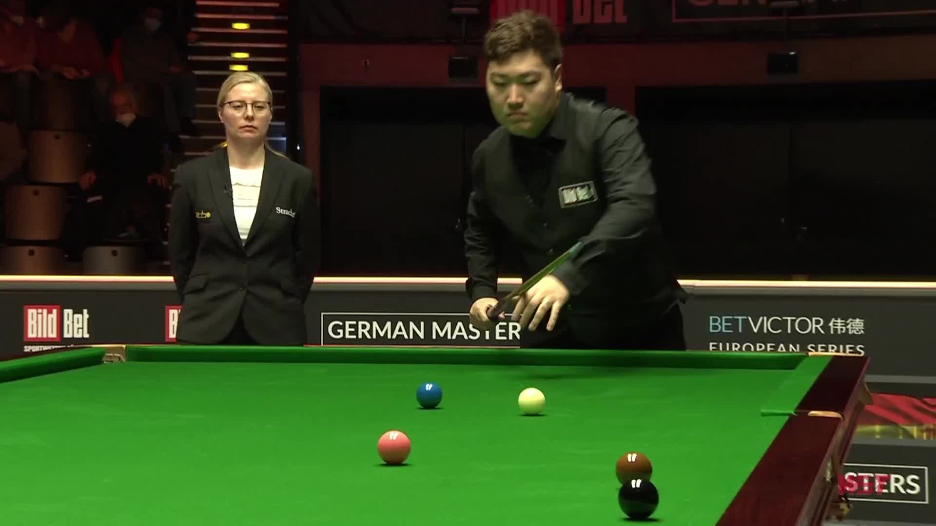 这球难度也很高 颜丙涛思考两分钟再次翻进