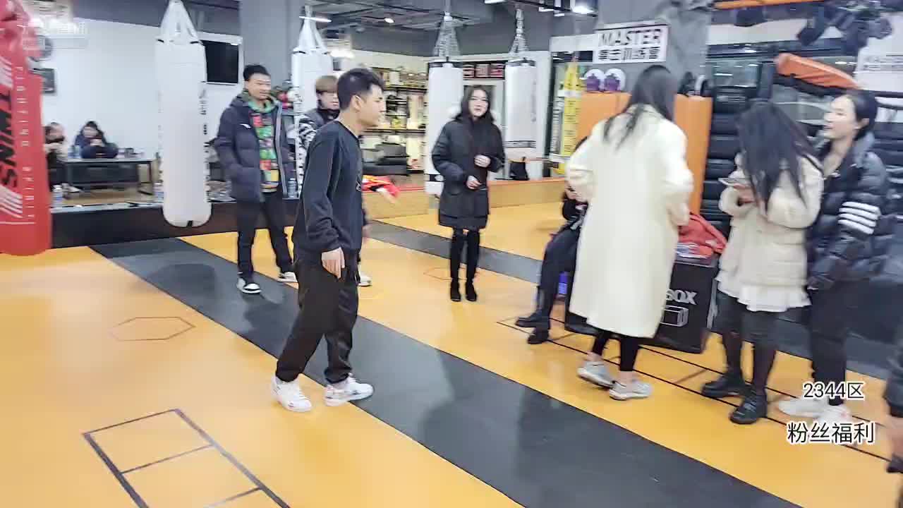 集梦西西跳远挑战，首跳竟只有1米4？ #星秀爆料站#